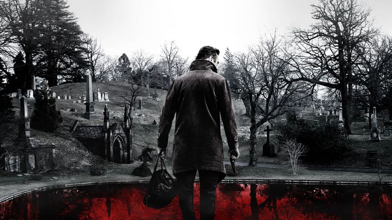 Filmsko! Liam Neeson na sprehodu med nagrobniki
