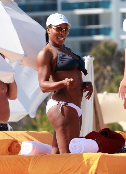 FOTO Serena Williams v bikinkah pokazala celulitasta stegna