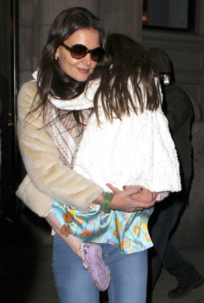 Ojoj! Suri Cruise še vedno nosijo v naročju: Je to normalno?
