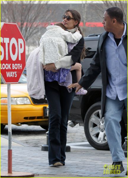 FOTO Zaspanka Suri Cruise v maminem naročju