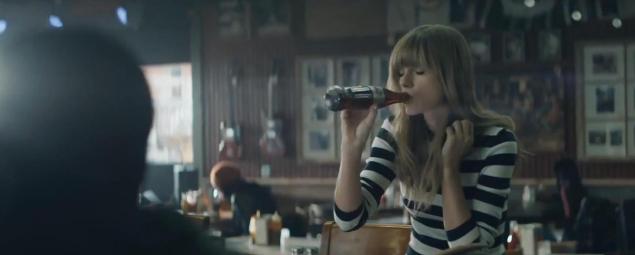 Navdušena Taylor Swift v reklami dietne Cole