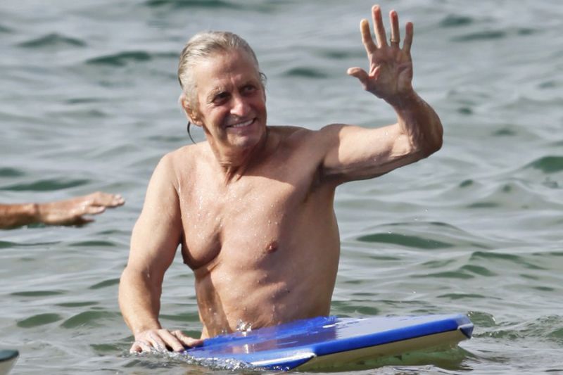 FOTO Zdrav in nasmejan Michael Douglas z ženo surfal na Havajih