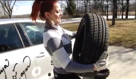 VIDEO! Tanja Žagar: Če ste mislili, da ji ne uspe menjati gume ...