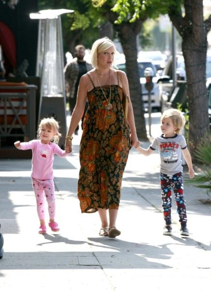 ŠOK Noseča Tori Spelling se je z avtom zaletela v šolski zid