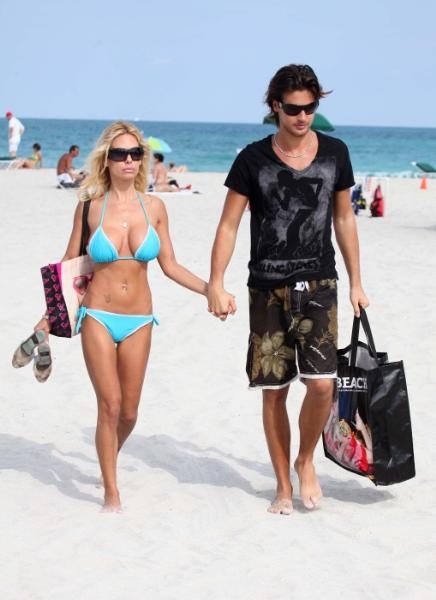 FOTO Shauna Sand se po plaži sprehaja v porno štiklih