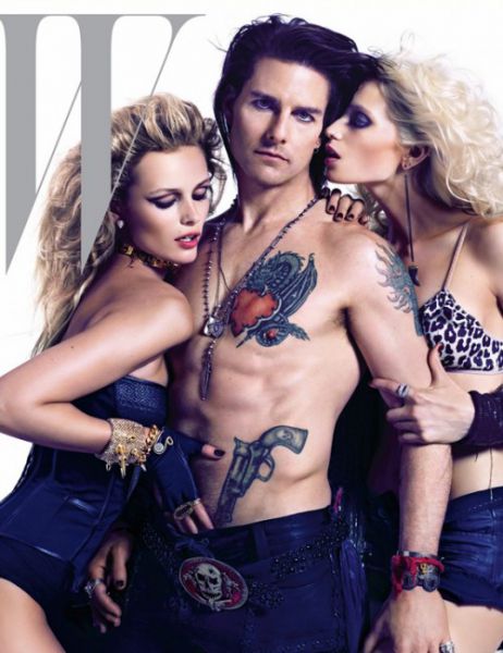 FOTO Tom Cruise: Razgaljen in v sendviču dveh seksi blondink