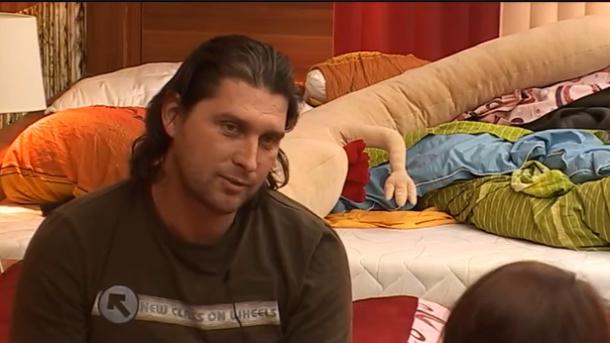 Big Brother: Stanovalcem že pošteno nagajajo hormoni!
