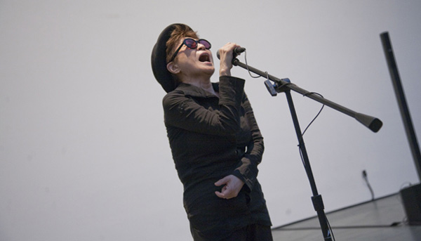 VIDEO Yoko Ono v javnosti simulirala orgazem