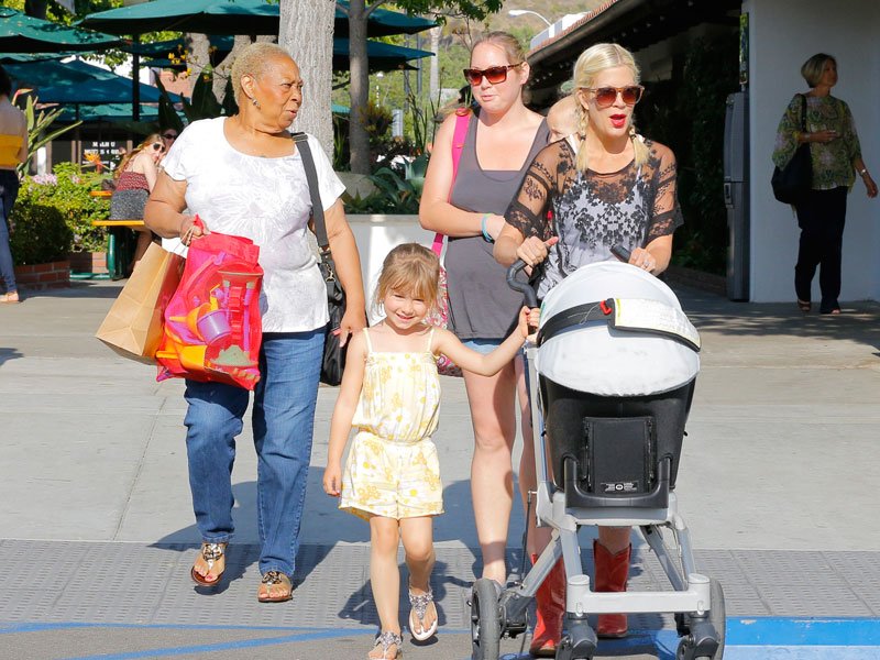 Foto: Tori Spelling za sprehod z otroki potrebuje dve varuški
