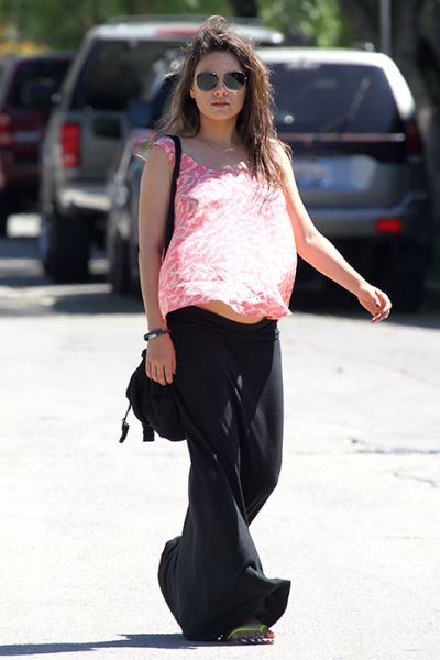 Foto! Mila Kunis: Vendarle pokazala trebušček