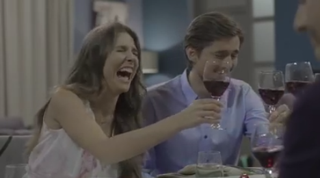 Tako so se igralci serije Usodno vino smejali na snemanjih ...