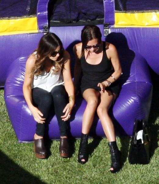 OPS! Victoria Beckham na otroški zabavi razkazovala mednožje