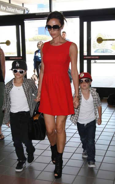 FOTO Victoria Beckham tudi na letališču urejena od nog do glave