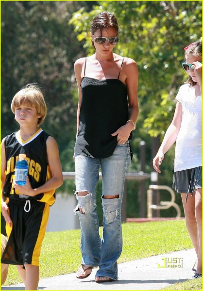FOTO Victoria Beckham s sinovi na košarkaško tekmo