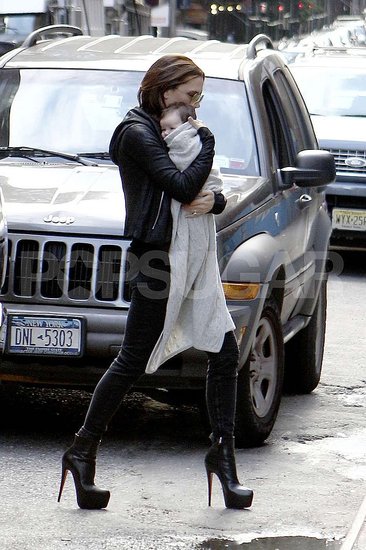 Foto: Victoria Beckham z malo Harper naokoli v nevarno visokih petah