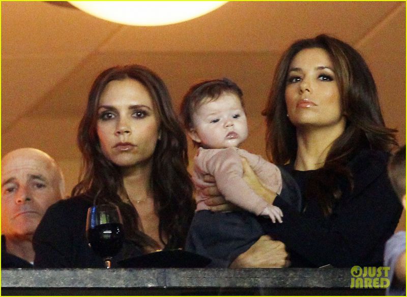 Eva Longoria na nogometni tekmi pestovala Harper Beckham