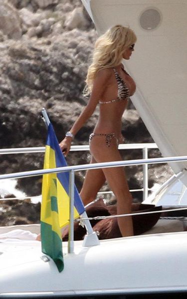 BIKINI Švedska Playboyeva zajčica nastavila bujne obline