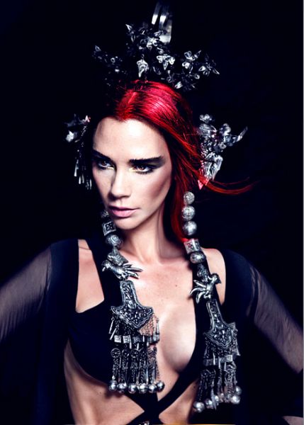 Da se jo ustrašiš! Victoria Beckham z bizarnim, naglavnim okrasjem