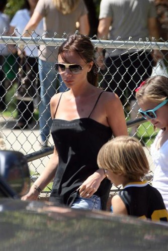 Pretirano! Victoria Beckham za vitko postavo vsak dan hodi 11 km