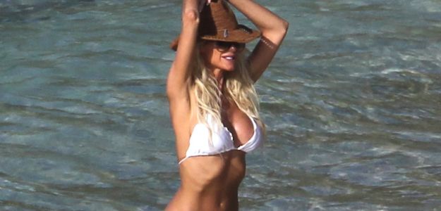 FOTO Bujna Švedinja Victoria Silvsted mamila v belem bikiniju