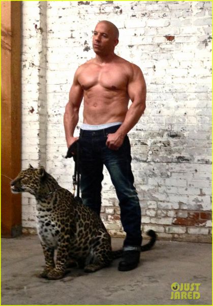 WAU Razgaljeni Vin Diesel v družbi divje mačke