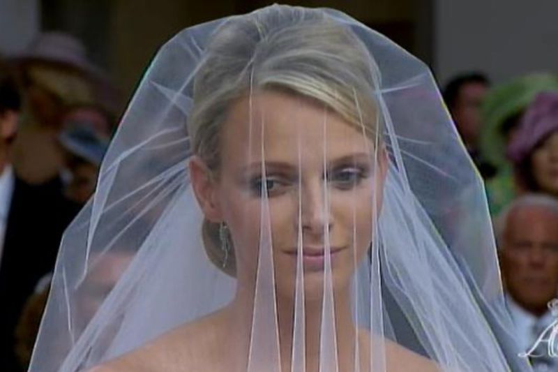 FOTO Nova monaška princesa na cerkveni poroki izgledala na robu solza