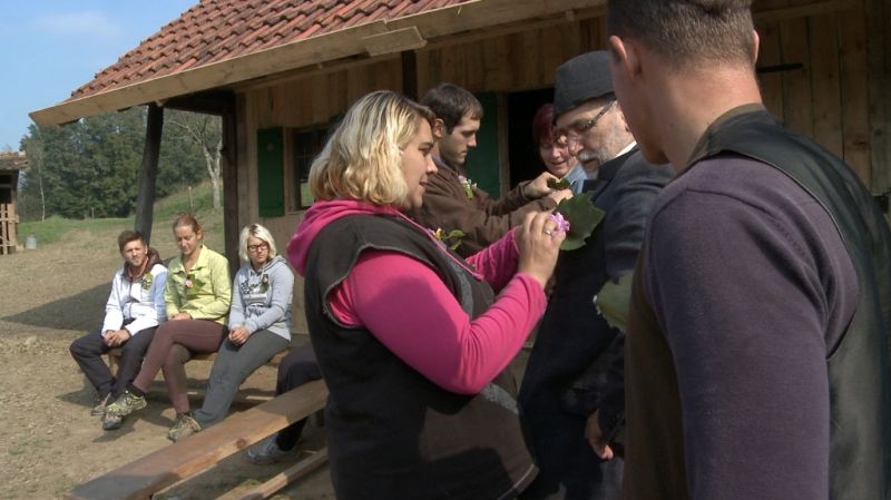 Kmetija: Nov začetek! Steklenica žganja in riž