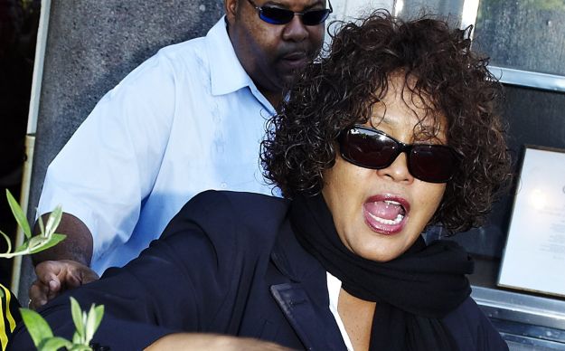 Whitney Houston: Bivši mož jo je zvabil v droge, sedaj pa jo hoče rešiti