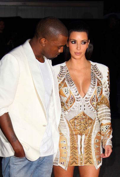 Opa! Pohotni raper kar naprej buljil v dekolte Kim Kardashian