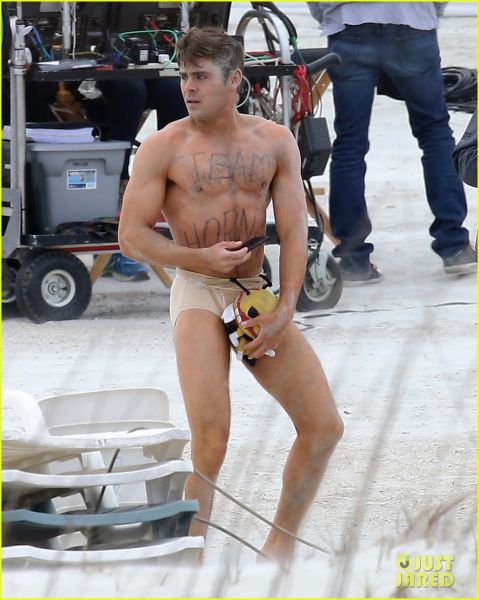 Hot! Zac Efron gol tekal po plaži