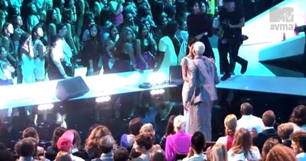 VIDEO: Rihanna in Chris ujeta med poljubom in objemom!