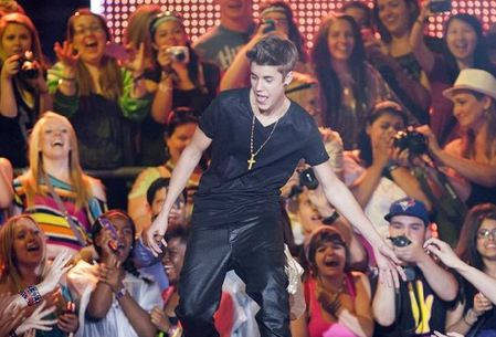 Justin Bieber bruhal na odru