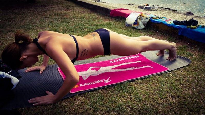 FOTO! Žana telovadi tudi na plaži!