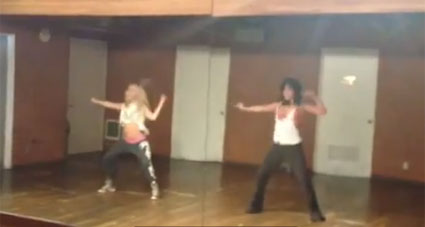 Video: Ashley Tisdale in Vanessa Hudgens navdušili s seksi plesom na Beyonce!
