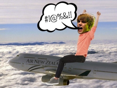 Nevzgojen Justin Bieber neprestano preklinjal!