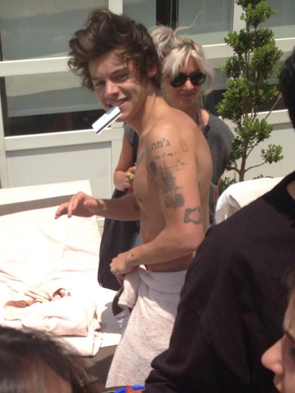 HOT! Naj ti polepšamo ponedeljek s fotografijami Harryja iz 1D zgoraj brez!