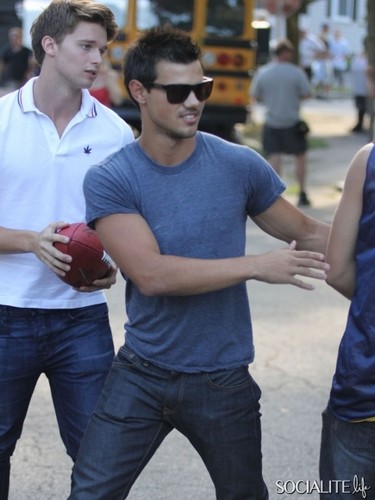 Foto: Taylor Lautner: Prvi dan na snemanju svoje nove komedije!