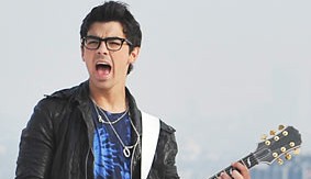 VROČE: Joe Jonas bo izdal solo album!