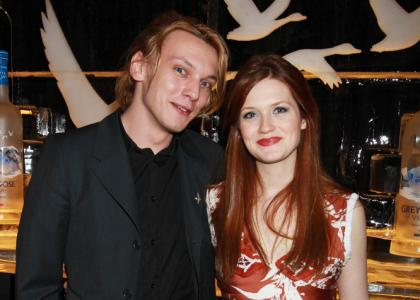 VROČE: Bonnie Wright in Jamie Campbell Bower iz 'HP' sta pri rosnih letih zaročena!