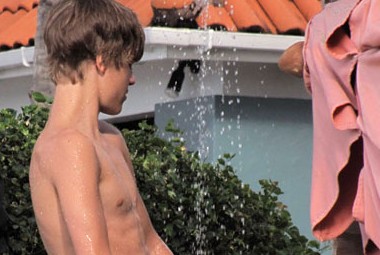 FOTO: Justin Bieber: Poglej si ga zgoraj brez med tuširanjem!