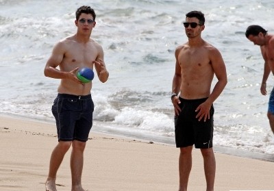 FOTO: Jonas Brothers na plaži zgoraj brez! Najstnice so ponorele!