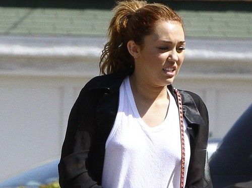 FOTO: Miley Cyrus: Ne nosi modrčka!
