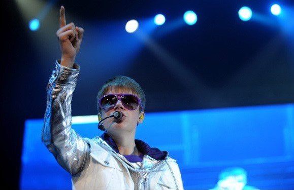 VIDEO: Justin Bieber je na koncertu zapel delček pesmi Selene Gomez, ki se mu je pridružila na turneji!