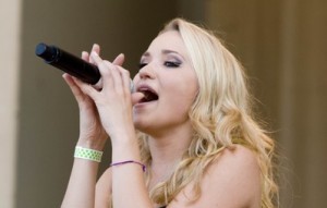 AVDIO: Emily Osment ima novo, zelo nalezljivo pesem!