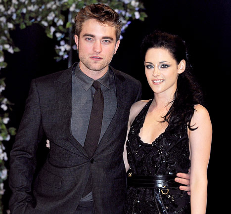 Opa! Robsten: Zvezo ohranjata s pogovori na Skypu, medtem ko sta gola?!