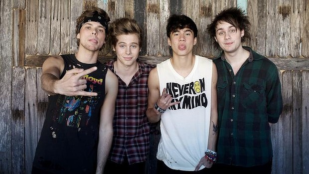 5SOS: Zalezujejo oboževalke!