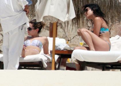 FOTO: Ashley Tisdale in Vanessa Hudgens sta skupaj razkazovali brhka telesa v bikinkah!