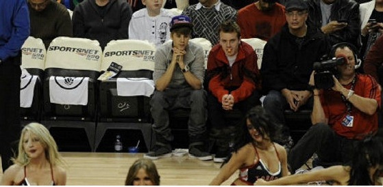 Vroče! Justin Bieber ujet med opazovanjem mičnih navijačic!