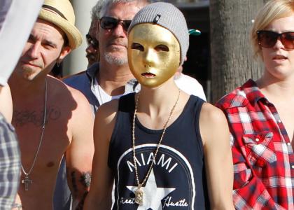 Bizarno! Justin Bieber: Naokrog se je sprehajal z zlato masko!