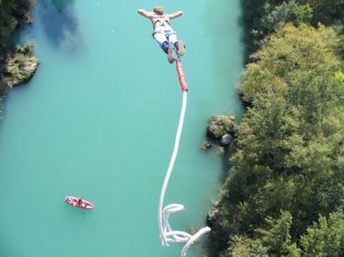 Ko se pri bungee jumpingu pretrga vrv...